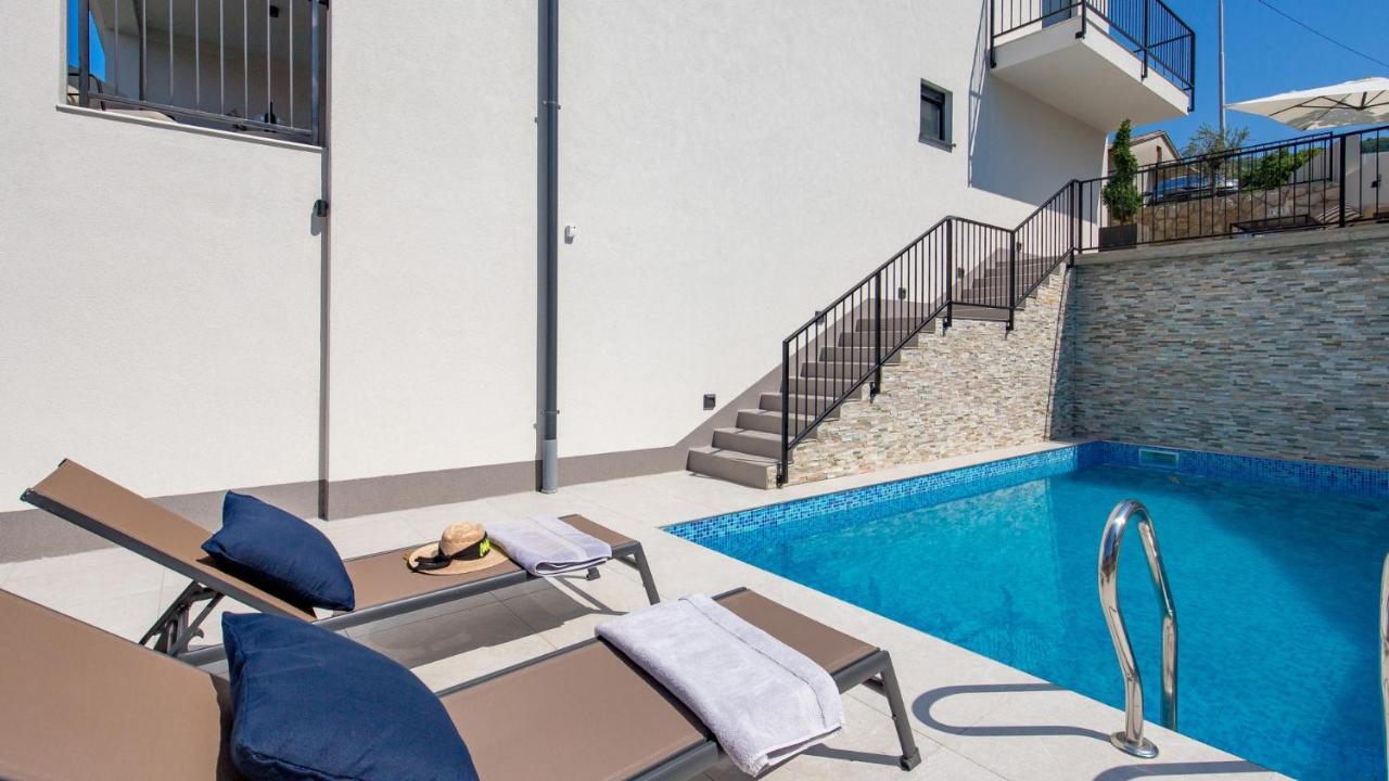 Apartments Villa Frankola With Swimming Pool 크리크베니카 외부 사진